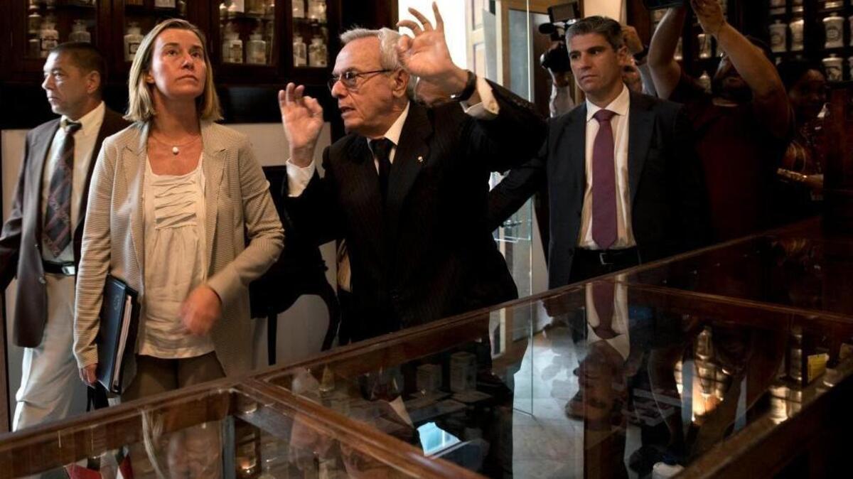 La jefa de la diplomacia europea, Federica Mogherini, junto al Historiador de la Ciudad Eusebio Leal durante su visita a La Habana Vieja el miércoles.