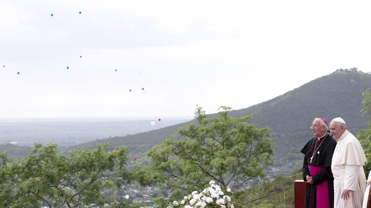 El Papa  Francisco, a la derecha y el obispo de la Arquidiócesis de Holguín, Emilio Aranguren , en la cima de la Loma de la Cruz.