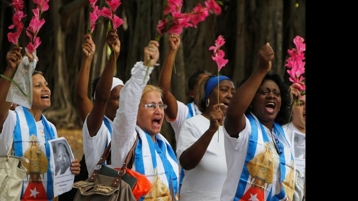 
Integrantes de las Damas de Blanco participan en una manifestación en La Habana, en el 2014. El grupo dijo el miércoles que han solicitado al papa Francisco reunirse con ellas durante su visita a Cuba en septiembre.
