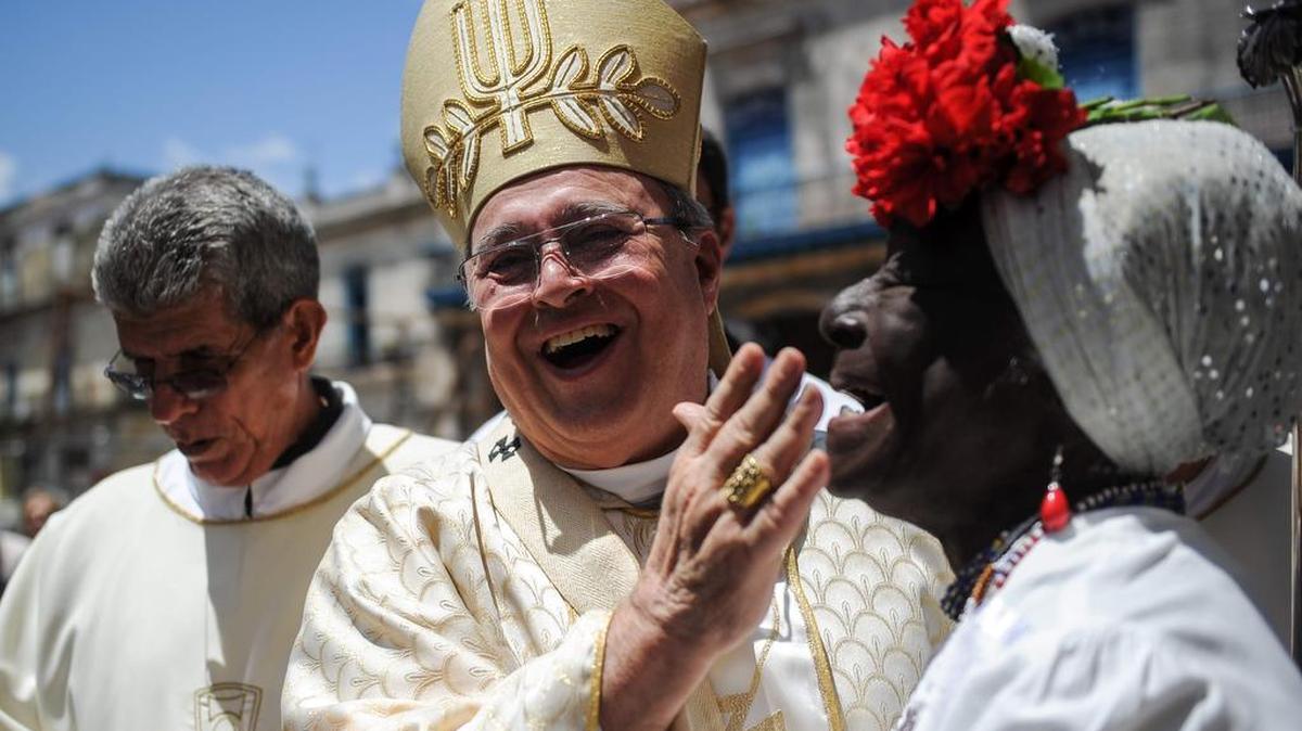 El cardenal Jaime Ortega, arzobispo de de La Habana, saluda a una fiel a su llegada a la Catedral de La Habana este sábado.