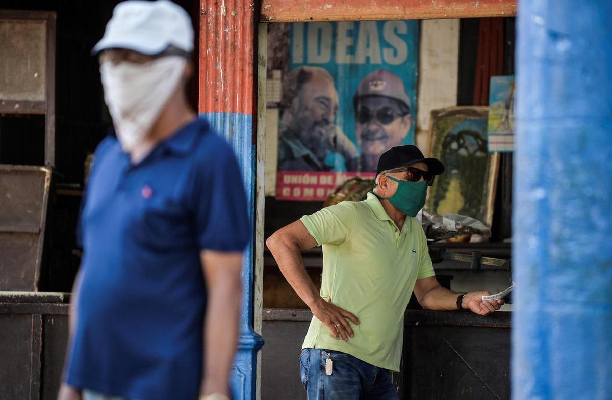 En una tienda de La Habana, clientes hacen sus compras en medio de la pandemia, el 4 de mayo de 2020.