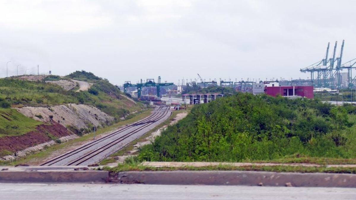 Una línea ferrocarrilera atraviesa la Zona Especial de Desarrollo Mariel, en Cuba. RIMCO, distribuidora de equipos Caterpillar en Puerto Rico, es la primera empresa estadounidense en recibir autorización del gobierno cubano para establecerse en la zona.