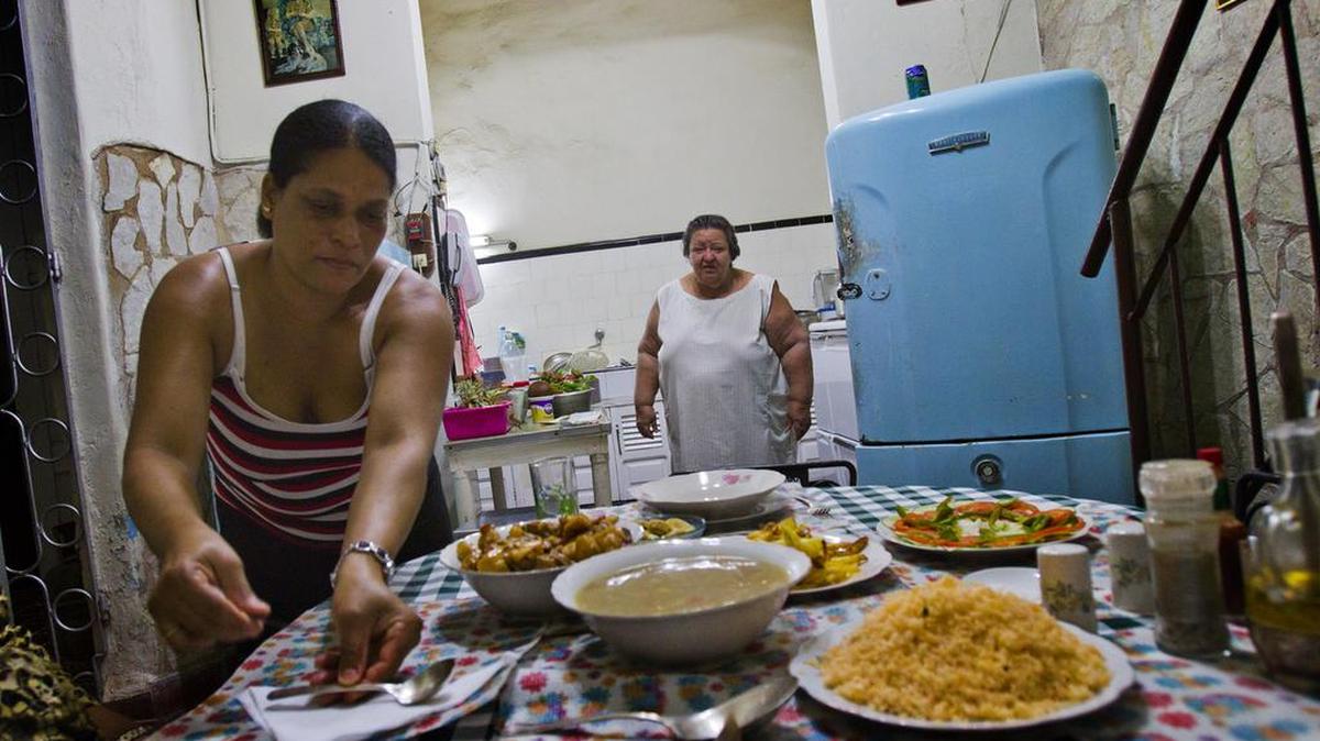 Nivia Meléndez y su cocinera prepararon la cena para los invitados en Casa Colonial en la calle Trinidad en Santiago de Cuba el jueves 29 de marzo de 2012.