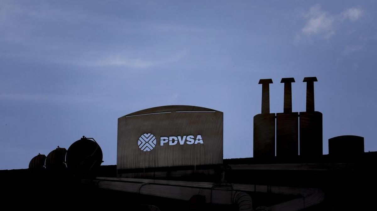 Detalle de una escultura en las inmediaciones del edificio de la sede principal de Petróleos de Venezuela (PDVSA), el 25 de agosto de 2017, en Caracas (Venezuela).