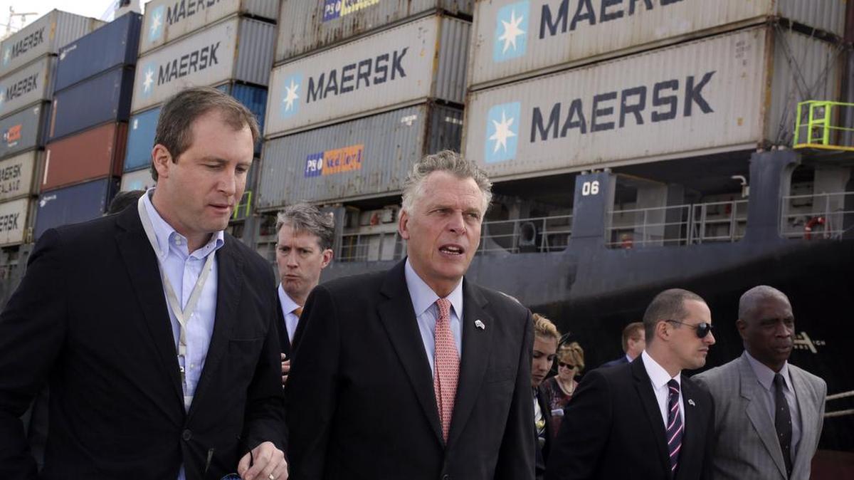 El gobernador del estado de Virginia (EEUU), Terry McAuliffe (c), realiza un recorrido por la Terminal de Contenedores del Puerto de Mariel, en Artemisa, Cuba, el martes 5 de enero de 2016.