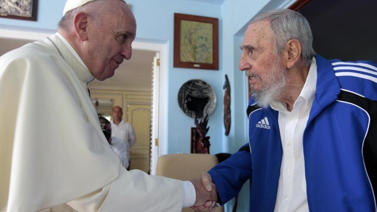 El papa Francisco y Fidel Castro de Cuba, se saludan en La Habana el en septiembre pasado.