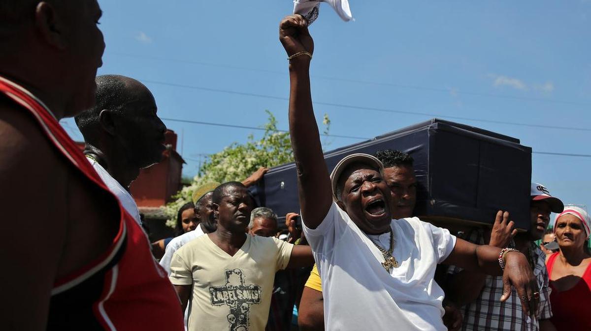Cientos de personas acompañan el jueves 23 de marzo de 2017, el féretro de babalawo Enrique Hernández Armenteros, conocido popularmente como “Enriquito” o “Tata Nganga” y el de mayor edad de Cuba, quien falleció el miércoles a los 99 años de edad en el barrio “La Hata”, en Guanabacoa, La Habana.