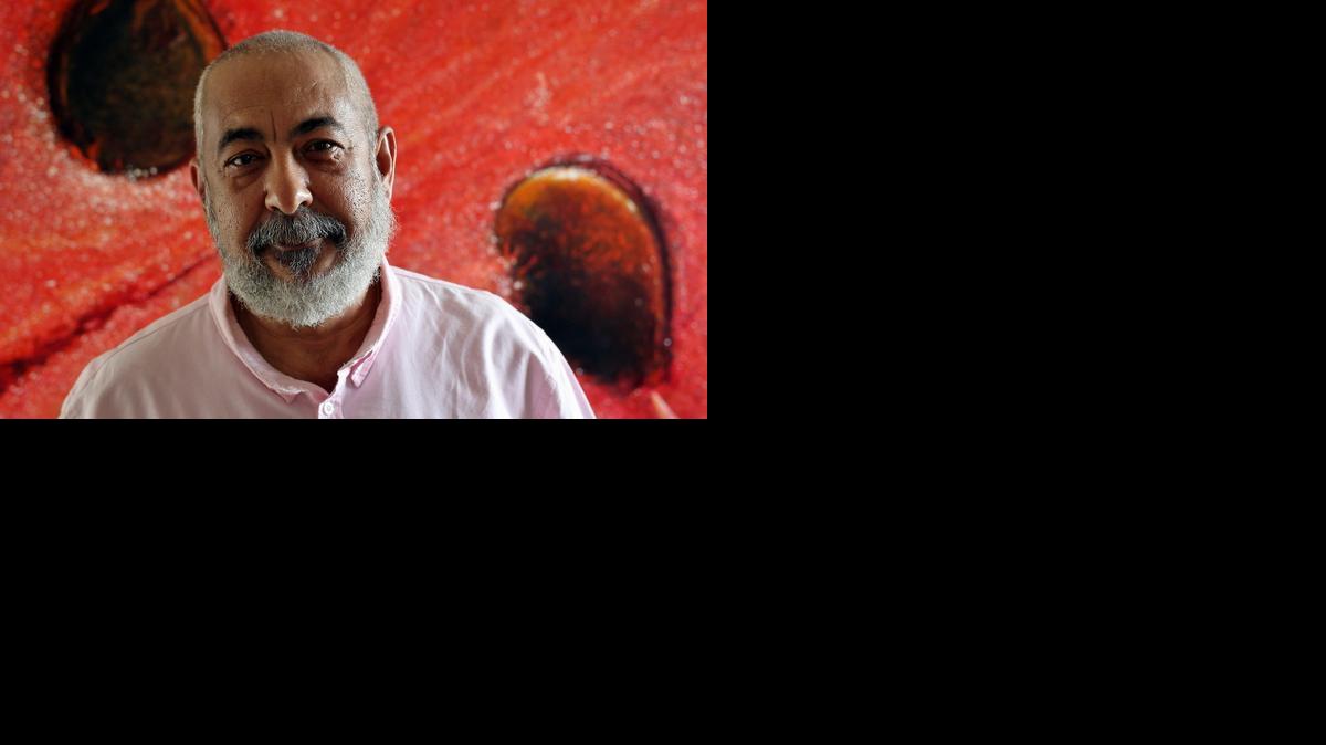 
 El escritor cubano Leonardo Padura posa en su casa, en el barrio de Mantilla, en La Habana (Cuba), el 23 de diciembre de 2014.
