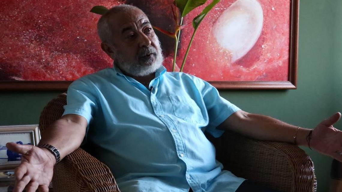 El escritor cubano Leonardo Padura gesticula durante una entrevista con AFP en su casa del barrio de Mantilla, La Habana, el 7 de febrero de 2017.