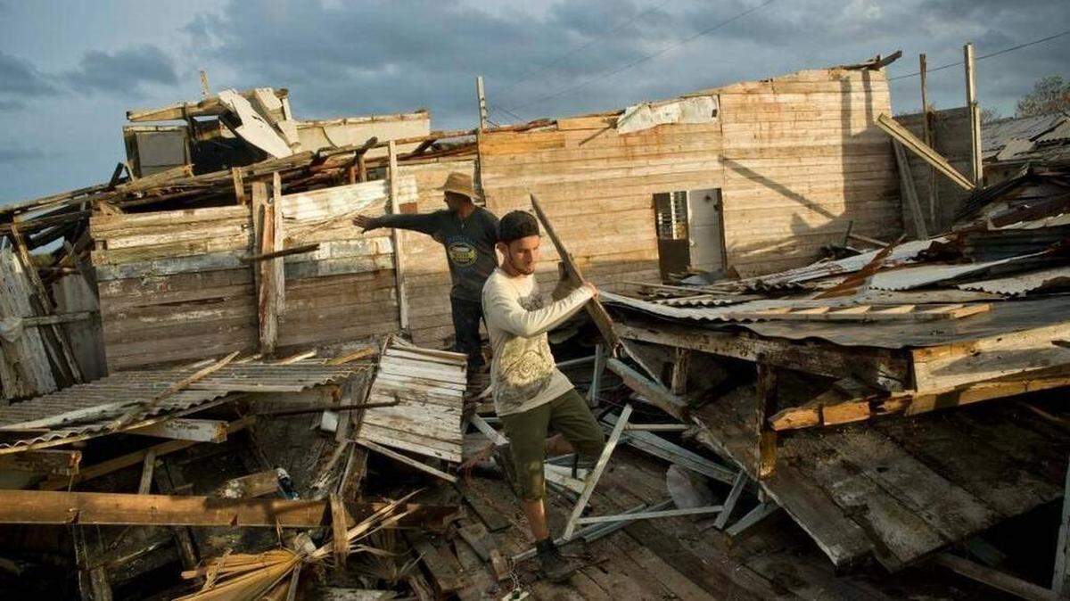 Un hombre intenta salvar sus pertenencias de una casa destruida por el huracán Irma en Isabela de Sagua, Cuba, el 11 de septiembre de 2017.