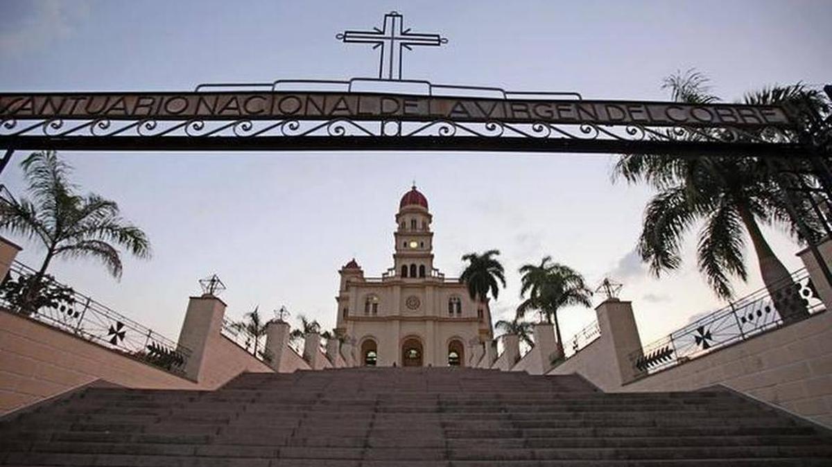 Una escalinata de 254 escalones conduce desde el pueblo hasta la entrada del santuario de la Virgen de la Caridad, en El Cobre, en Cuba.