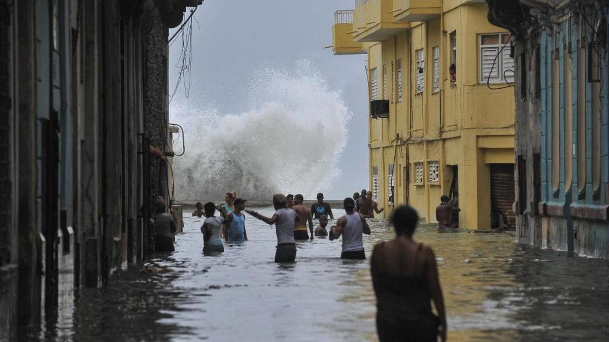 Un grupo de personas trata de atravesar una calle inundada hasta la cintura en La Habana, el 10 de septiembre.