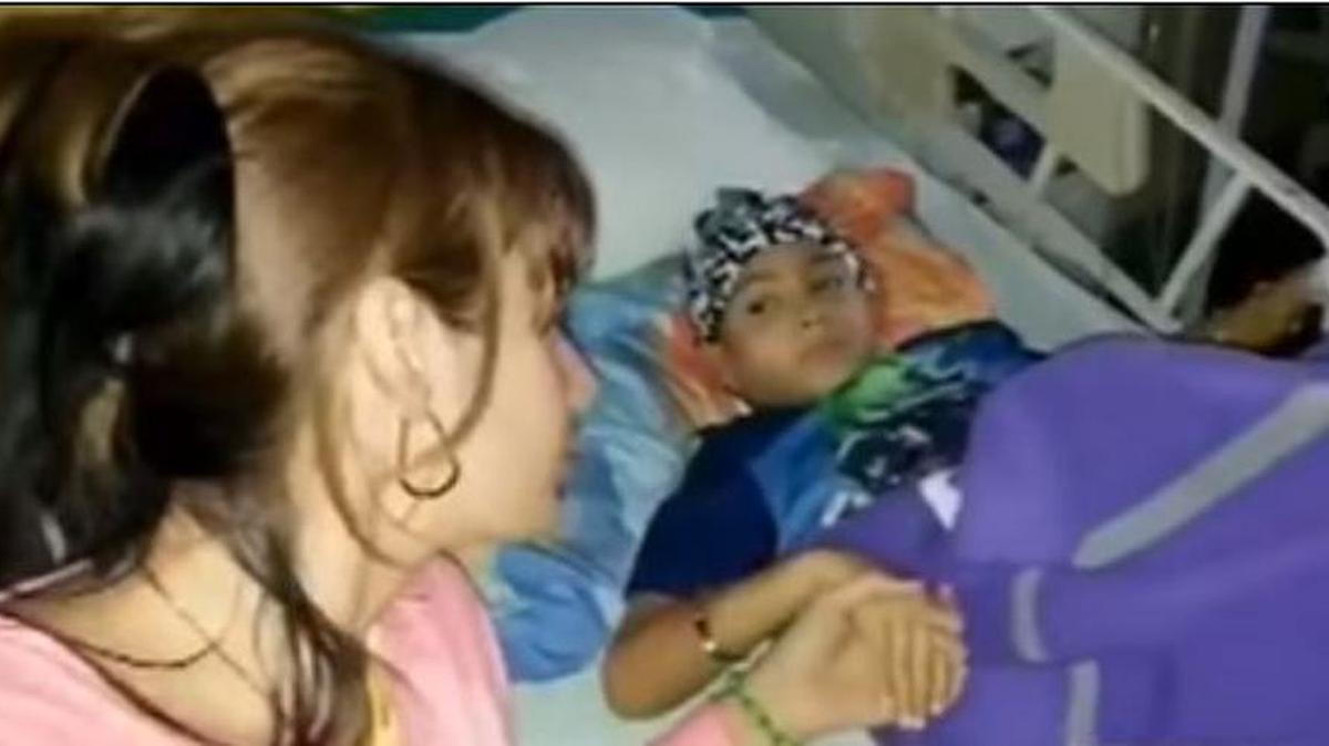 El niño cubano Cristoffer y su madre.