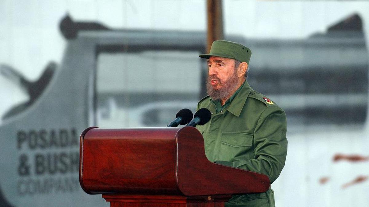 Fotografía de archivo (La Habana, 24/01/06) del expresidente cubano Fidel Castro quien, sin dejarse ver mucho pero sin marcharse del todo, cumple diez años apartado del poder en una suerte de jubilación activa que no solo no ha desdibujado su figura, sino que ha contribuido a mitificarla en el imaginario colectivo de la isla caribeña.