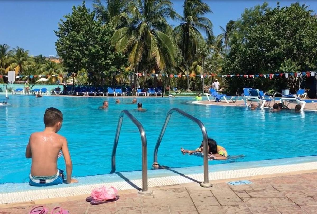 Las piscinas, mesas bufet y servicio de todo incluido, son algunas de las ventajas por las que los nacionales pagan los altos precios de los hoteles en Varadero.