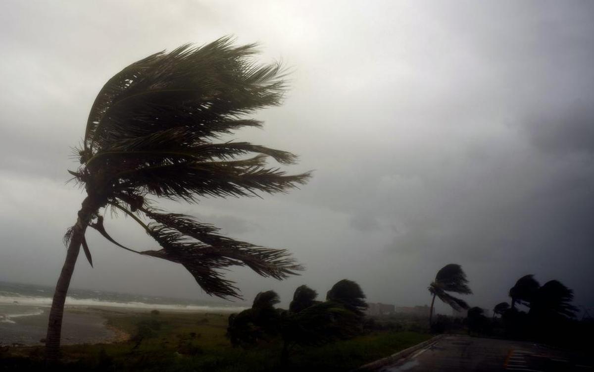 Los poderosos vientos generados por el huracán Irma en el Malecón de La Habana.