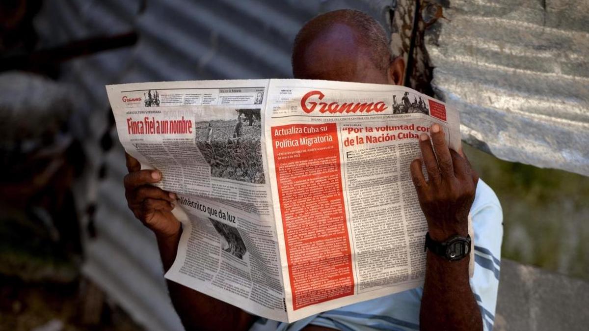 Un hombre lee el periodico Granma. Cuba ocupa el décimo lugar entre los países con menos libertad de prensa. Archivo.