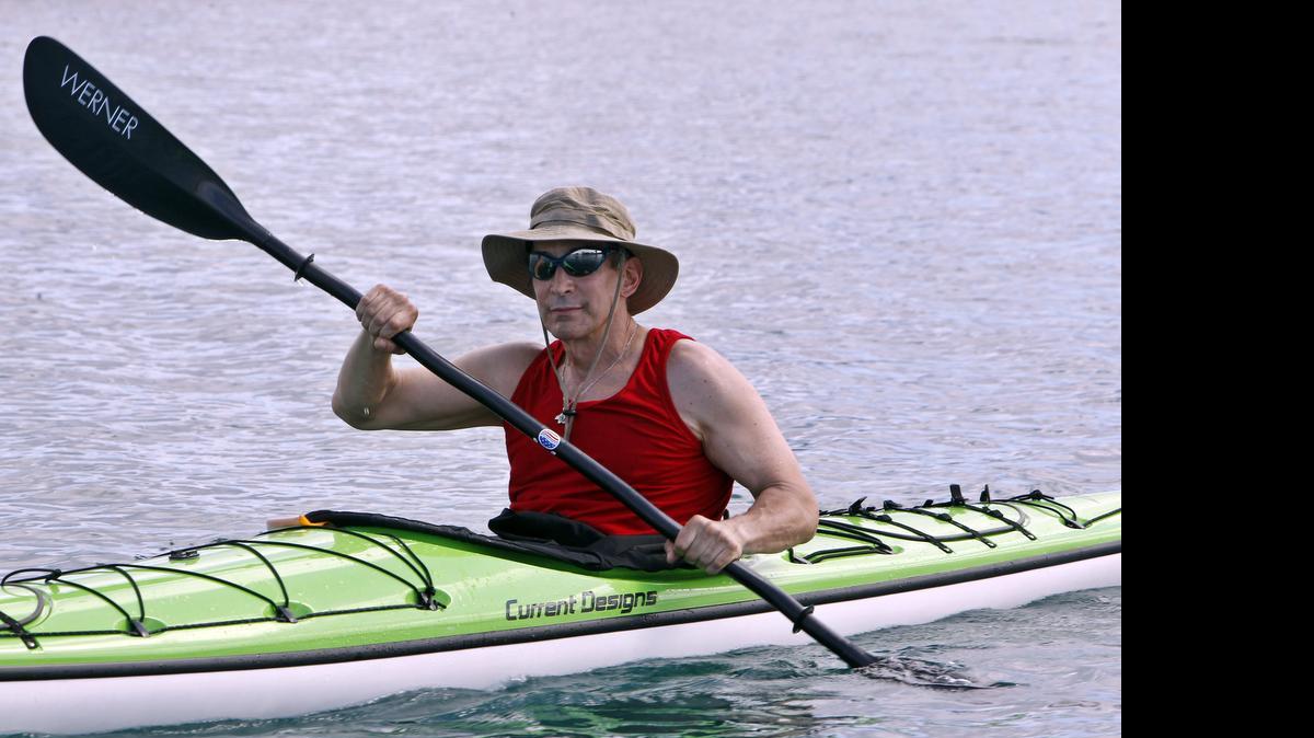 
 El estadounidense Peter Crowley zarpa en un kayak hoy, jueves 4 de junio de 2015, desde el Club Náutico Internacional Marina Hemingway, al oeste de La Habana (Cuba), con la intención de cruzar a remo el Estrecho de la Florida. 
