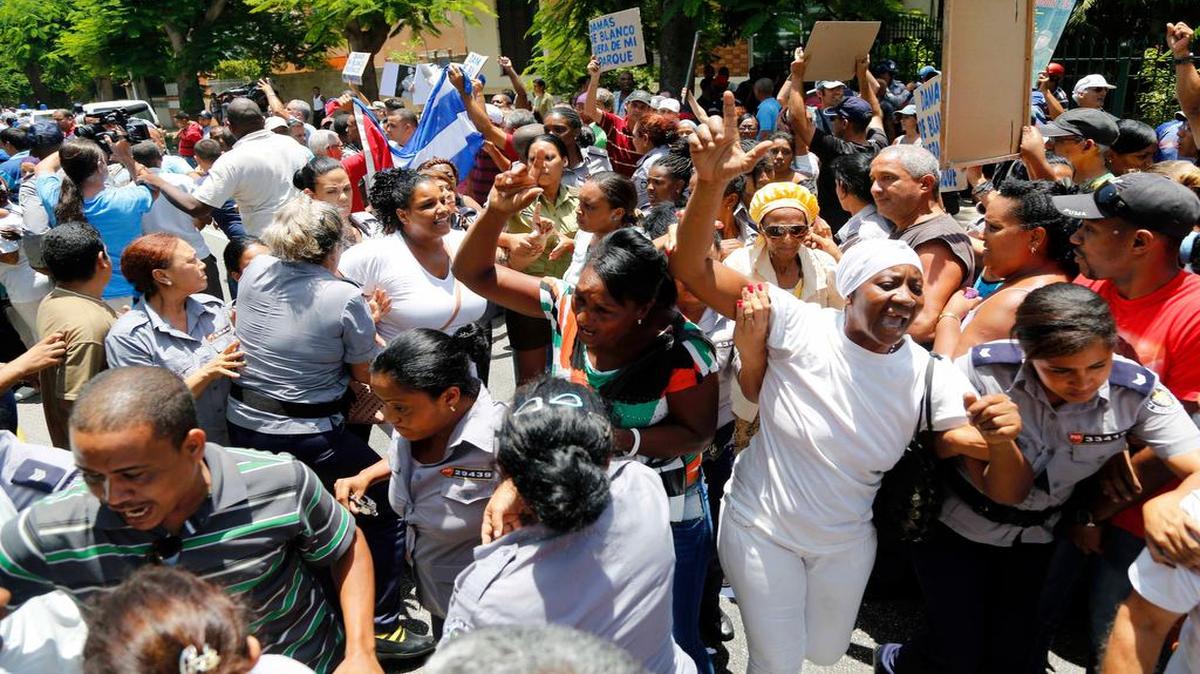 
Miembros del grupo opositor Damas de Blanco son arrestadas por agentes de la policía en La Habana, frente a grupos de simpatizantes del gobierno en esta foto del 19 de julio del 2015.
