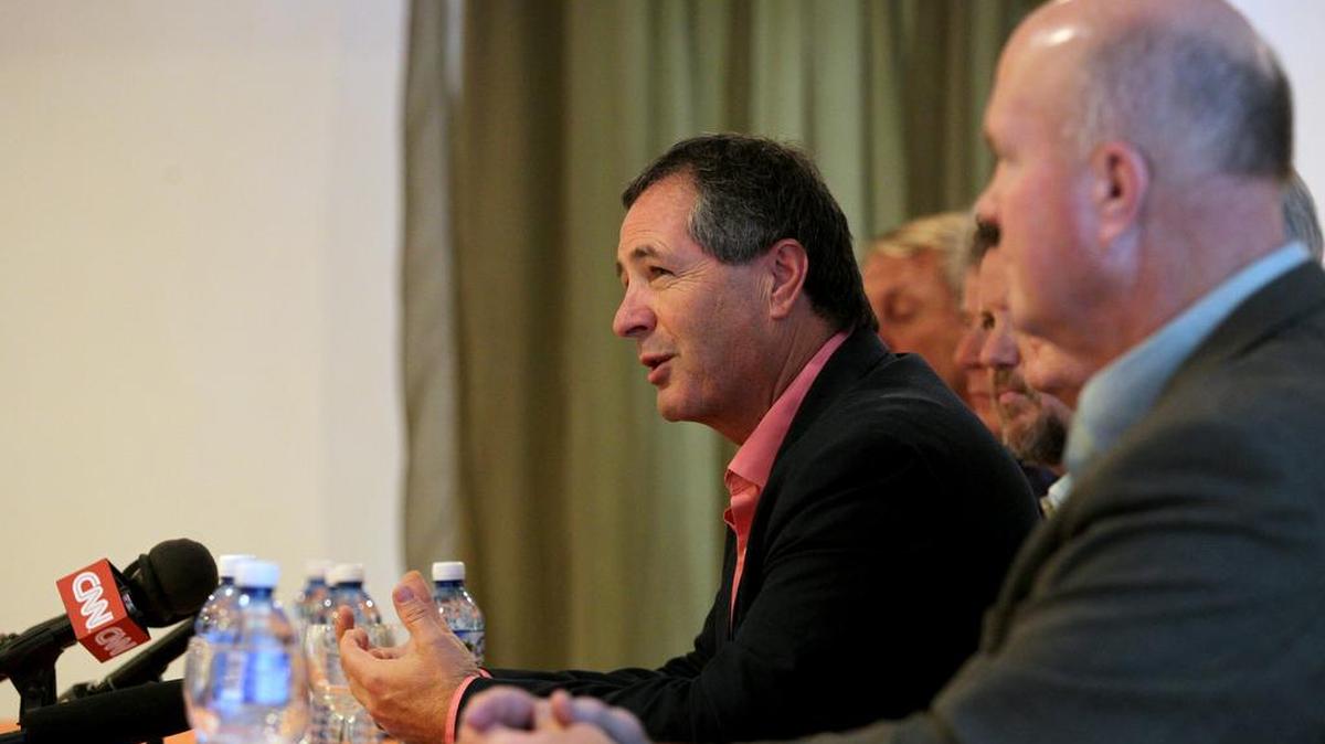 El comisionado de agricultura de Dakota del Norte, Doug Goehring (c) durante una rueda de prensa el lunes en La Habana.