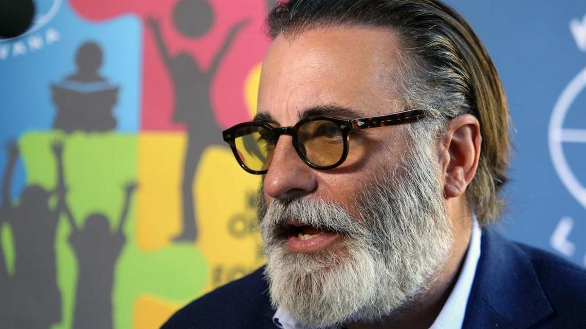El actor cubanoamericano, Andy García, está entre los artistas e intelectuales cubanos que denunciaron la censura al cineasta Carlos Lechuga, cuya película “Santa y Andrés” ha sido excluida de la competencia del 18vo Havana Film Festival de Nueva York. Imagen: García es entrevistado en febrero de 2016 en Miami.