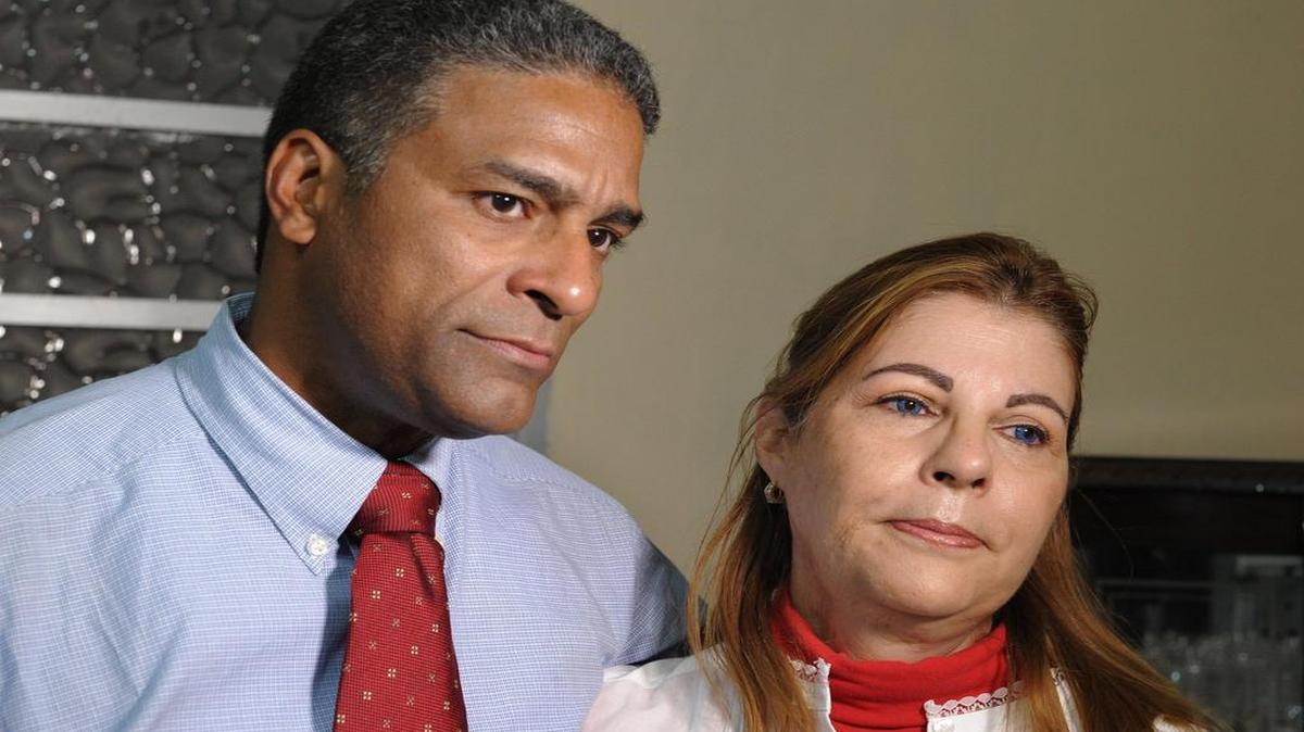 El disidente cubano Oscar Elías Biscet, junto con su esposa Elsa Morejón, poco después de haber sido liberado de la cárcel en marzo del 2011.