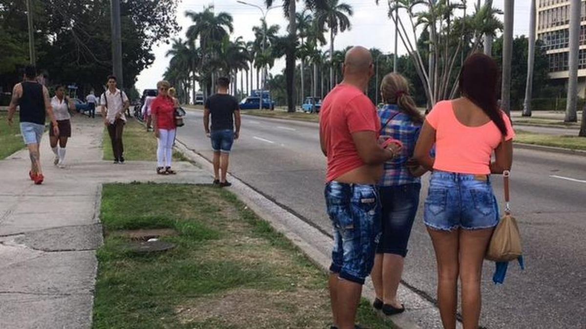 Clientes esperan en la avenida Rancho Boyeros por un taxi que los traslade hacia el Vedado o Centro Habana.