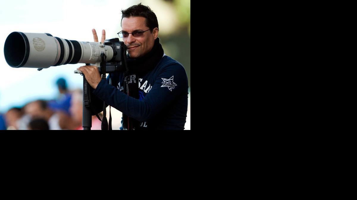 
El fotografo de la Associated Press Franklin Reyes Marrero durante uno de sus trabajos en la isla.


