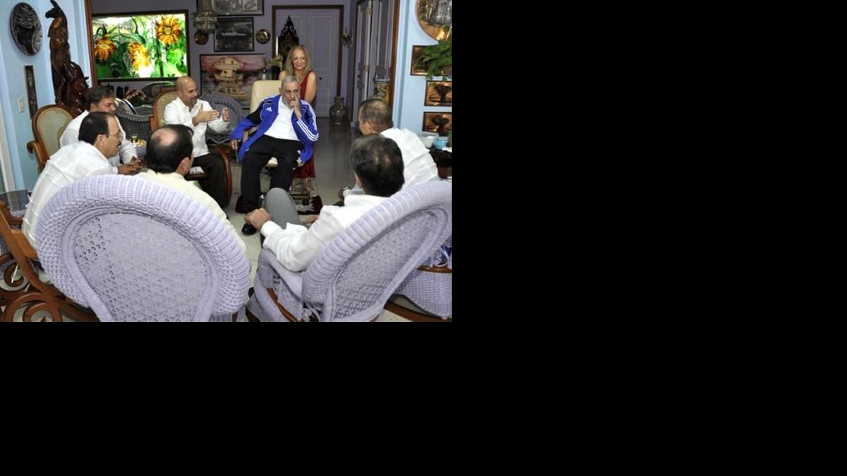 
Fidel Castro se reunió recientemente en su hogar con los cinco espías cubanos que fueron canjeados por Alan Gross
