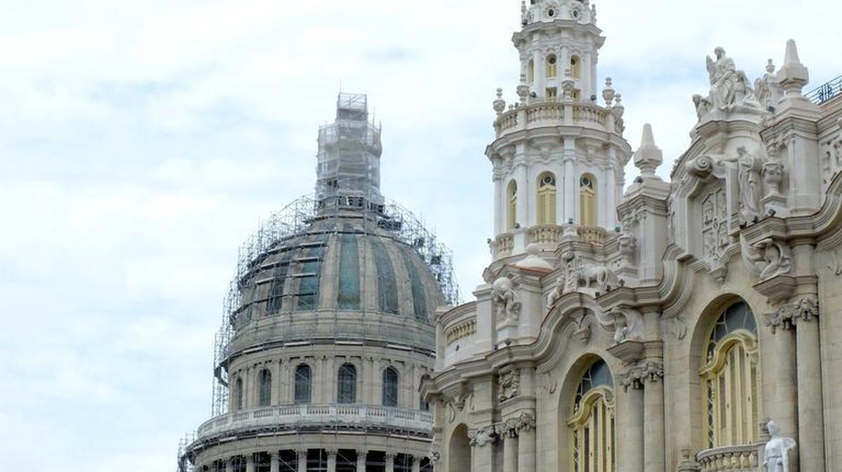 
Vista general de la cúpula del Capitolio (izq.) y el Teatro Nacional. Ambos edificios son los objetivos centrales de las renovaciones que se llevan a cabo en La Habana.


