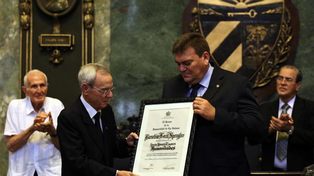 El Historiador de la Ciudad de La Habana, Eusebio Leal Spengler (2-i), recibe un título de Doctor Honoris Causa de la Universidad de La Habana el martes 13 de septiembre de 2016, durante una ceremonia en La Habana (Cuba).