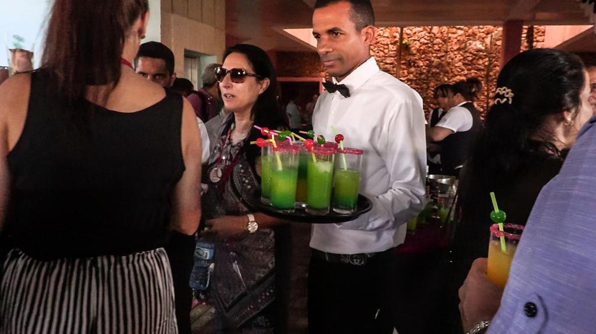 Un camarero sirve bebidas en el Hotel Chateau Miramar en La Habana el 16 de octubre de 2017.
