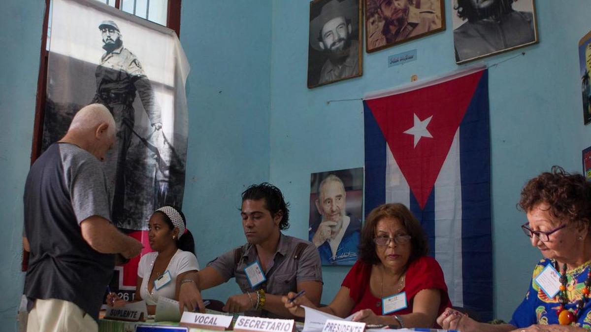 Un hombre se registra en uno de los colegios electorales antes de votar este domingo en el referendo sobre la nueva Constitución, en La Habana (Cuba).