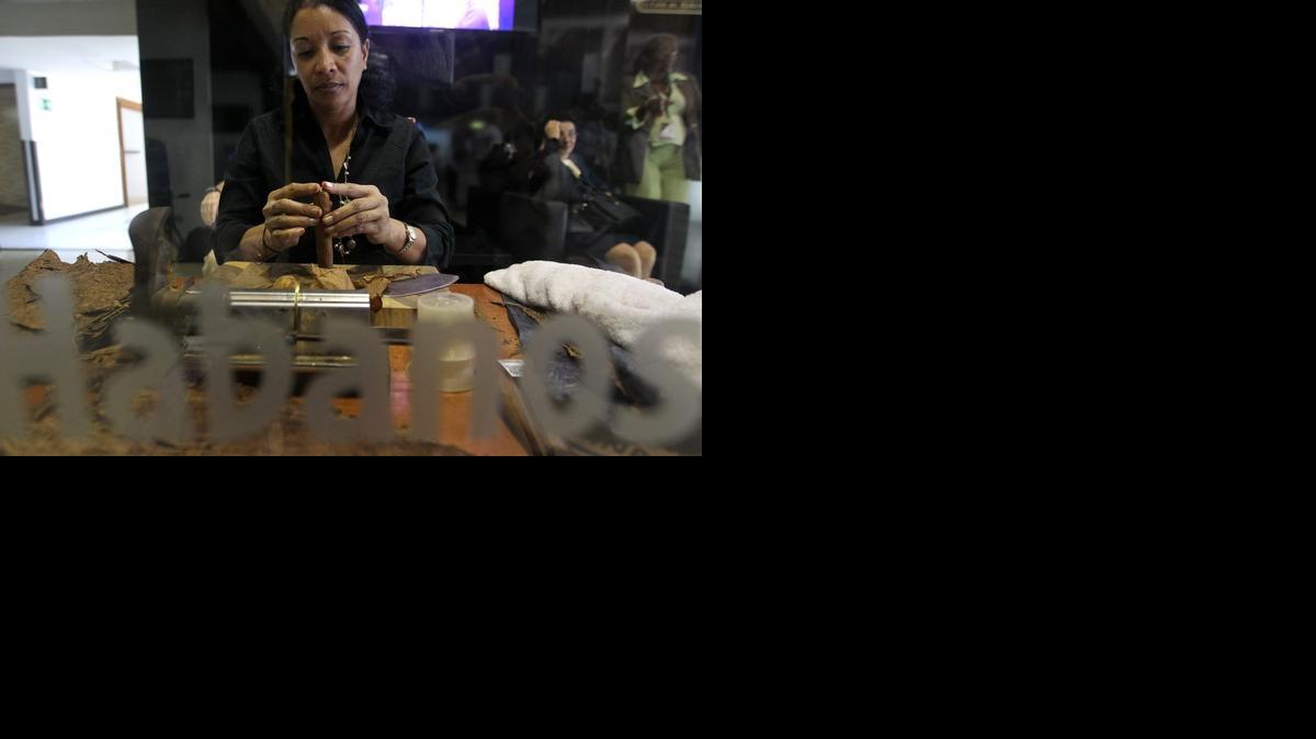 
Una "torcedora" elabora un puro durante la apertura de la Feria Comercial del XVII Festival del Habano, en La Habana (Cuba).
