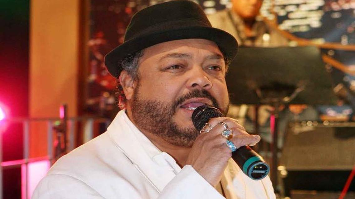 El cantante Pancho Cespedes canta en los estudios de AmericaTevé.