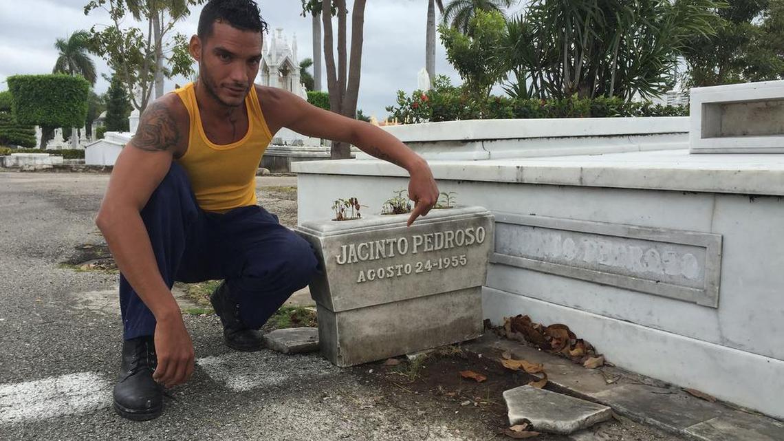 Yossel García, sepulturero del Cementerio de Colón, en La Habana, muestra el pasado 21 de marzo la tumba del negociante Jacinto Pedroso, fallecido en agosto de 1955. La tumba fue profananda y vendida a otra familia.