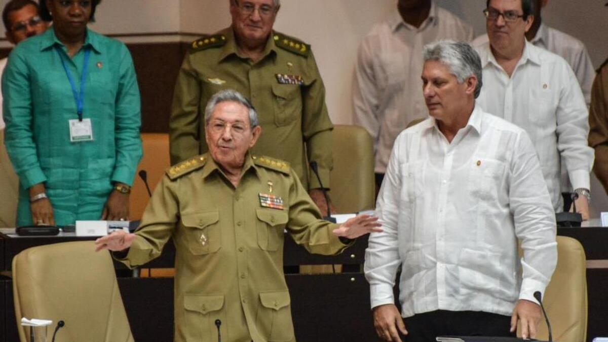 El gobernante cubano Raúl Castro (C) y el primer vicepresidente Miguel Díaz-Canel, durante una sesión especial del parlamento el 1 de junio de 2017 en La Habana.