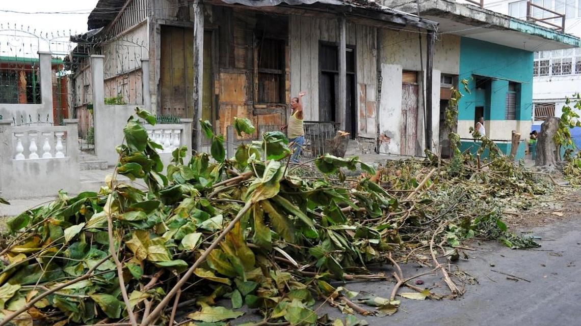 Vista de una calle de la ciudad de Guantánamo, al este de La Habana el 4 de octubre de 2016 antes de la llegada del huracán Matthew. La tormenta más amenazante en el Caribe en casi una década, Matthew comenzó golpeando Haití la noche del lunes con fuertes vientos y el aumento del nivel del mar.