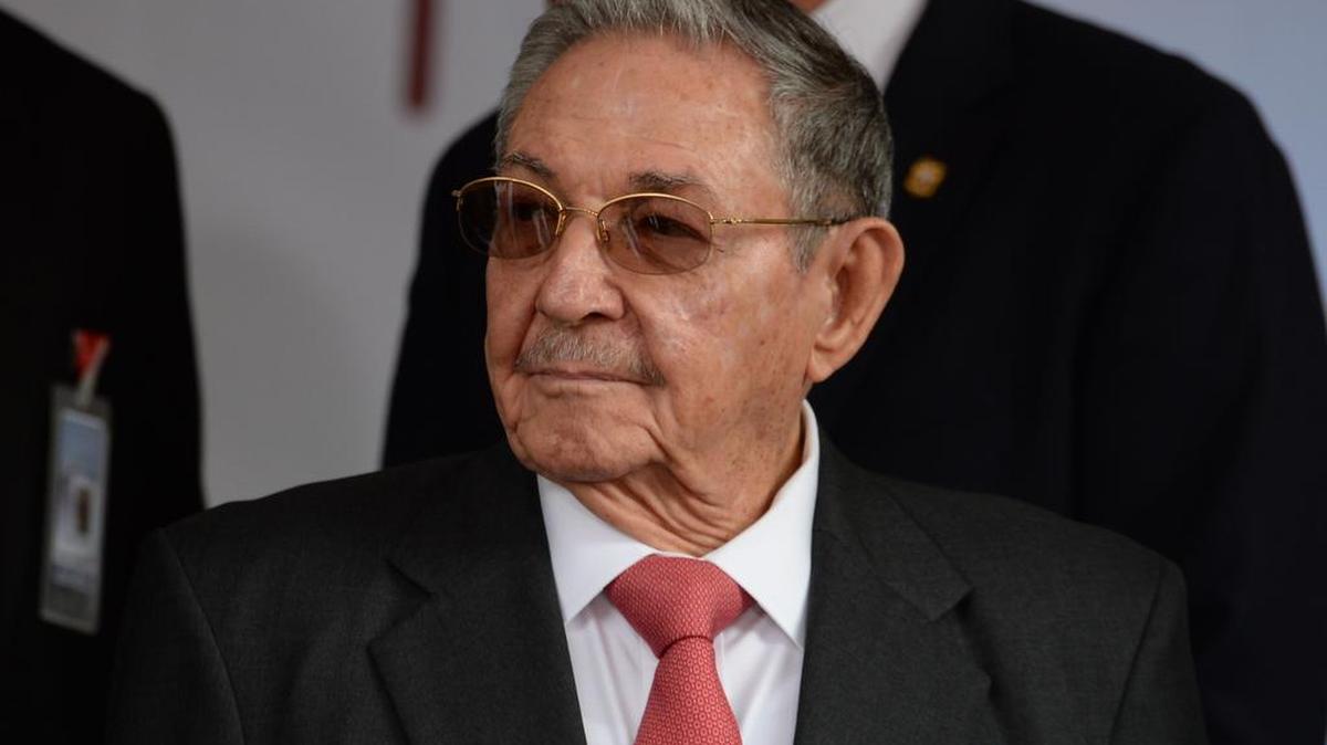 El gobernante cubano Raúl Castro posa para la foto familiar de la Alianza Bolivariana para los Pueblos de Nuestra América (ALBA) en el palacio presidencial de Miraflores en Caracas el 5 de marzo de 2018.