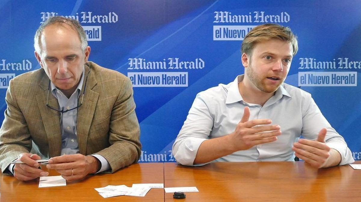 
James Williams (der.), presidente de Engage Cuba, y Luke Albee, asesor de la organización, durante una visita a el Nuevo Herald y el Miami Herald el 5 de mayo del 2015.
