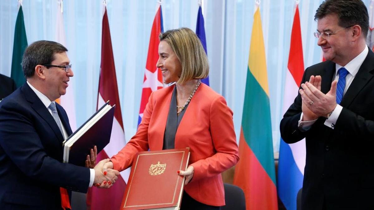 El canciller cubano, Bruno Rodríguez (der.) y la alta representante para la Política Exterior de la UE, Federica Mogherini, después de firmar acuerdo en Bruselas en diciembre de 2016. Este acuerdo terminó con la la excepcionalidad de que Cuba fuera el único país de Latinoamérica con el que la comunidad europea no tenía convenios.