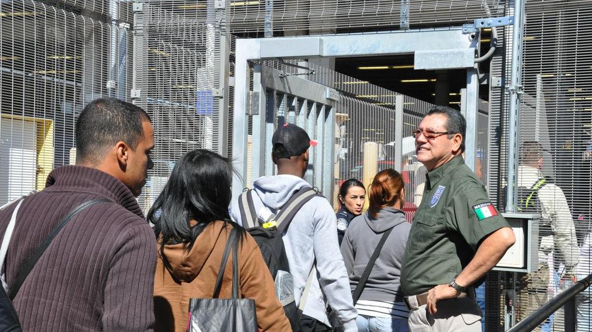 Fotografía cedida por el Instituto Nacional de Migración (INM) de un grupo cubanos cruzando un paso fronterizo el martes 9 de febrero de 2016, entre la ciudad mexicana de Nuevo Laredo hacia Estados Unidos.