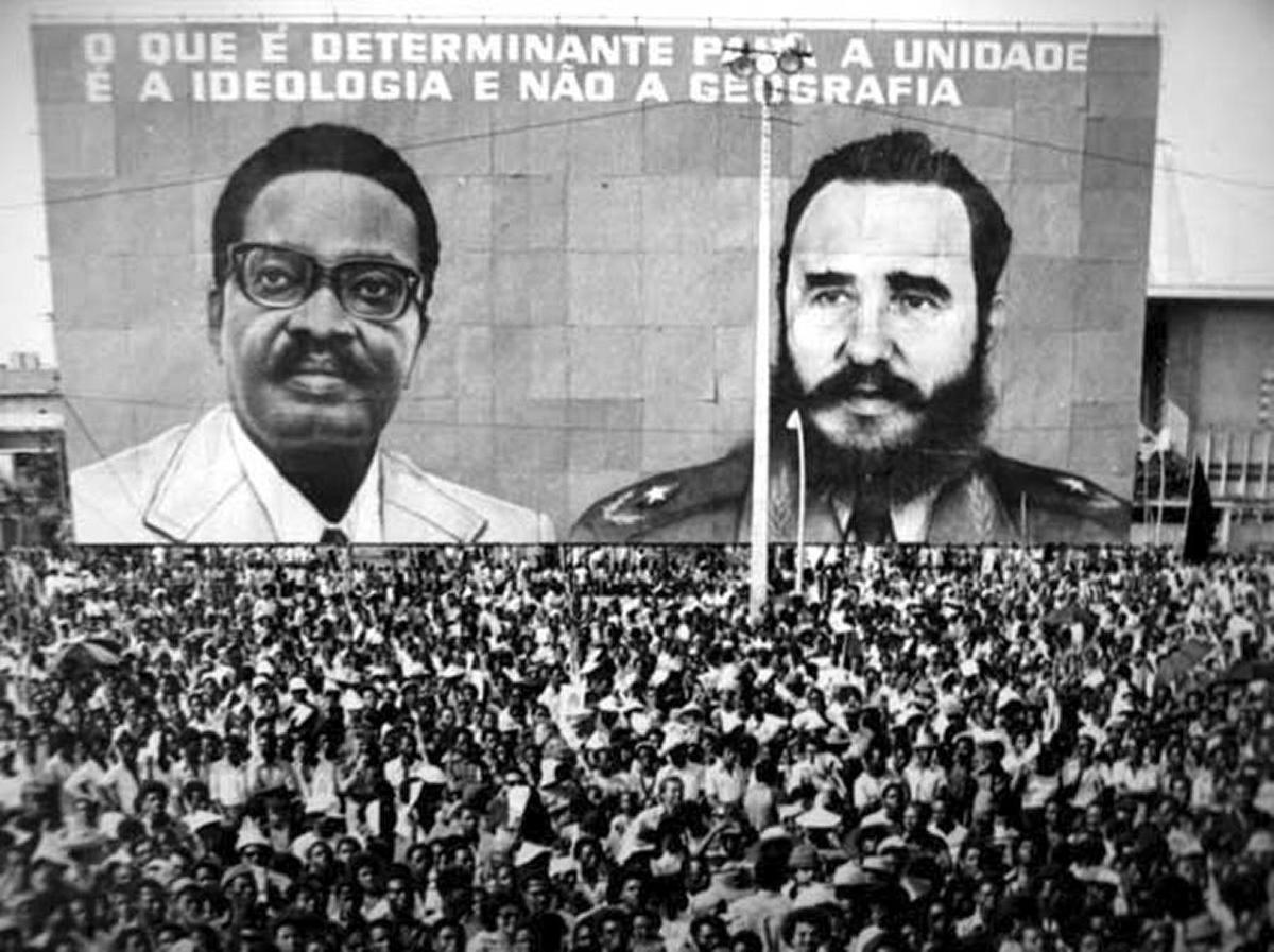 Un cartel propagandístico con los líderes de Cuba, Fidel Castro, y del MPLA, Agostinho Neto, en Luanda, Angola.