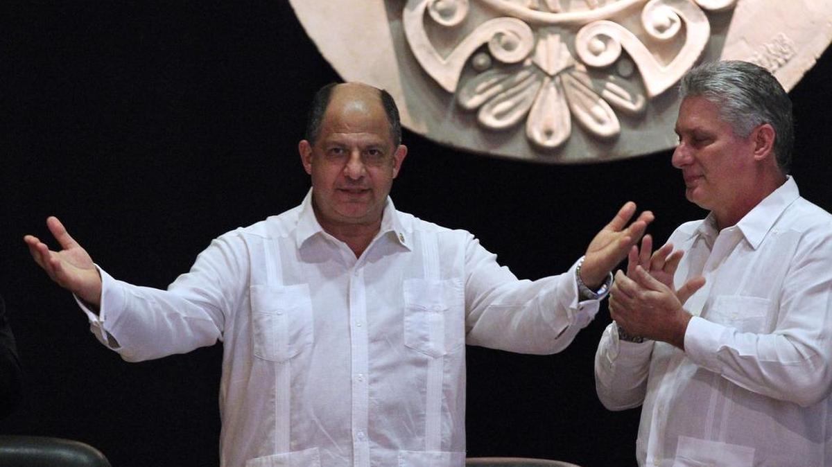El presidente de Costa Rica, Luis Guillermo Solís (i) recibe hoy, lunes 14 de diciembre, la condición de académico correspondiente extranjero de la Academia de la Historia de Cuba, de manos de su presidente, Eduardo Torres Cuevas (fuera de cuadro) junto al vicepresidente cubano Miguel Díaz-Canel (d) en el aula magna del Colegio Universitario San Gerónimo de La Habana (Cuba).
