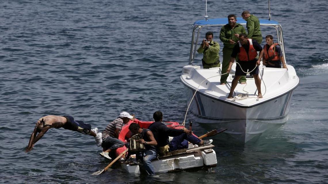 Efectivos del servicio de guardacostas de Cuba detienen a un grupo de hombres que intentaban emigrar ilegalmente a Estados Unidos, en esta foto de archivo del 4 de junio del 2009.