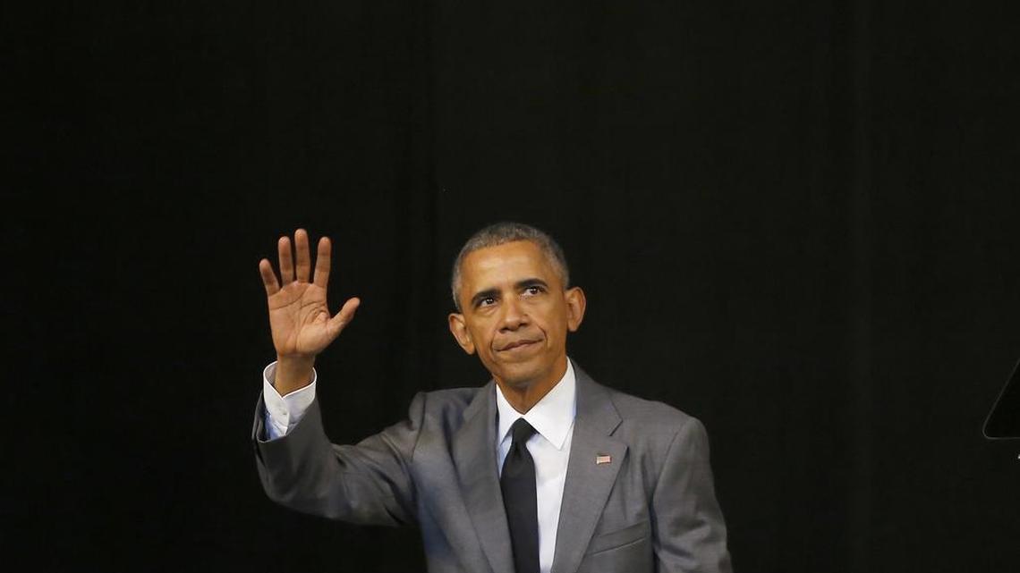 El presidente Barack Obama saluda después de su discurso en el Gran Teatro de La Habana el martes 22 de marzo de 2016.