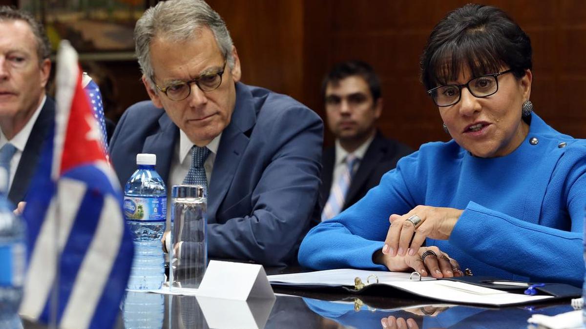
 La secretaria de Comercio de EEUU, Penny Pritzker (d), habla junto a Jeffrey DeLaurentis (i), encargado de negocios de la Embajada de EEUU en La Habana, durante una reunión con el ministro cubano de Comercio Exterior, Rodrigo Malmierca (fuera de cuadro), hoy, miércoles 7 de octubre de 2015, en La Habana (Cuba). 
