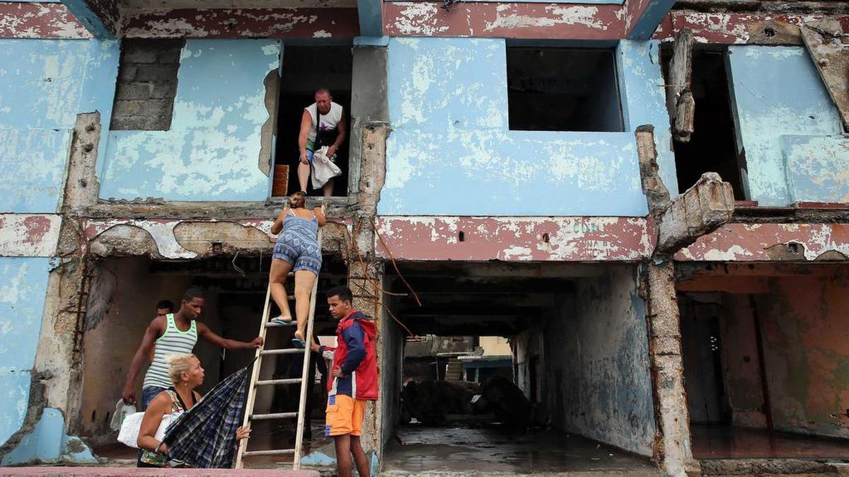 Cubanos se recuperan hoy, jueves 6 de octubre de 2016, en Baracoa (Cuba), de los destrozos dos días después del paso del huracán Matthew.
