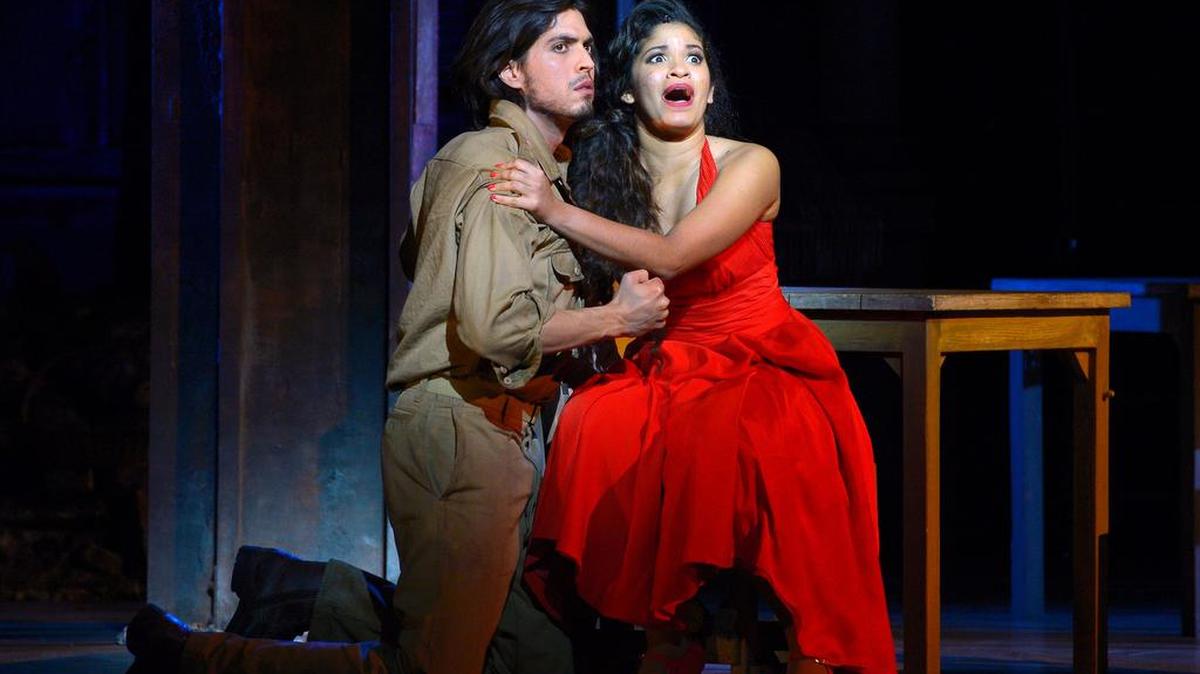 Carmen es la actriz (Luna Manzanares) (der.), una obrera en una fábrica de puros, en el oriente de Cuba, y su enamorado José (Joel Prieto) es un soldado de Batista.