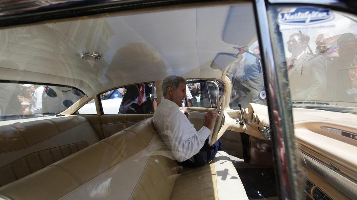
El secretario estadounidense de Estado, John Kerry, observa el interior de un auto clásico en La Habana (Cuba) hoy, viernes 14 de agosto de 2015, luego de presidir la ceremonia de izado de la bandera estadounidense en la embajada de ese país en la capital de la isla. 
